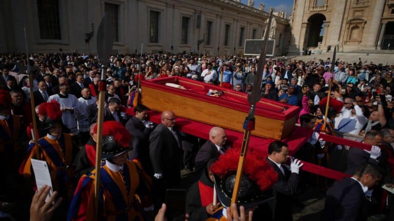 Miles de fieles se despiden del Papa Francisco en San Pedro 1 Miles de fieles se despiden del Papa Francisco en San Pedro