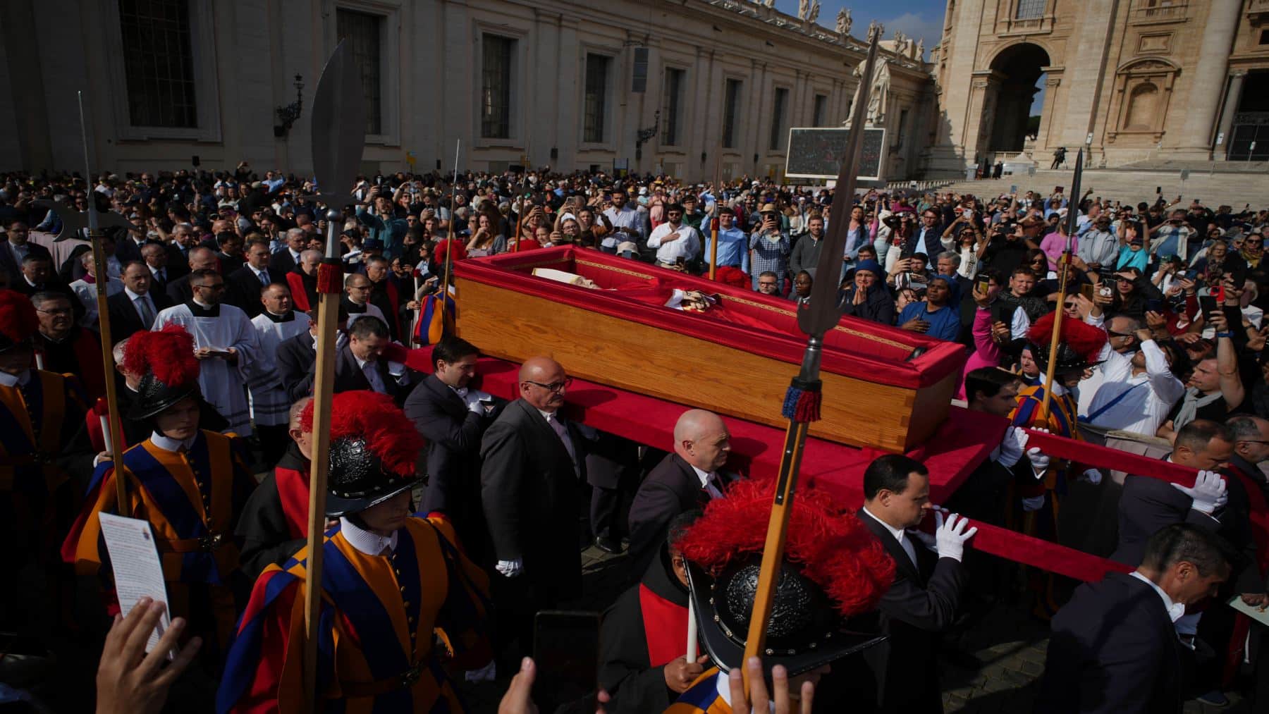 Miles de fieles se despiden del Papa Francisco en San Pedro