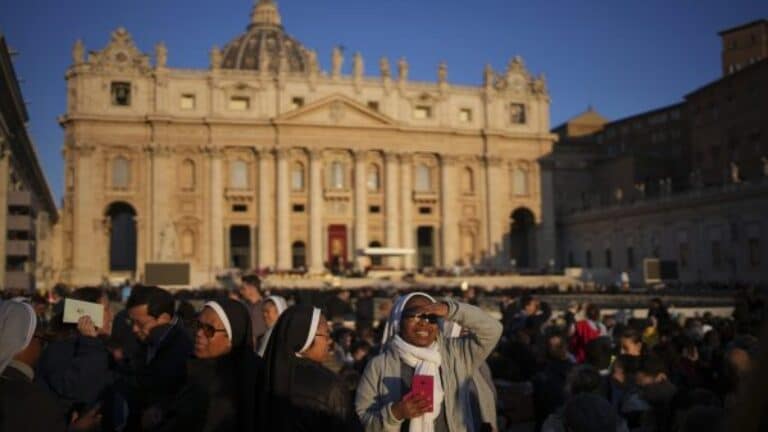 Miles de personas  se reúnen en la Plaza de San Pedro para el funeral del Papa Francisco