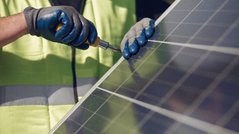 Cómo realizar el mantenimiento de paneles solares en 2025: Guía con todos los pasos y consejos 9 Cómo realizar el mantenimiento de paneles solares en 2025: Guía con todos los pasos y consejos