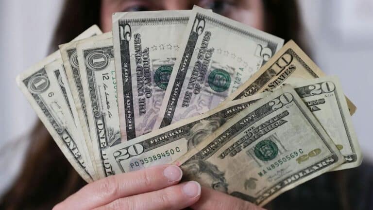SAT multa por usar dólares en México: Ten cuidado con hacer esto
