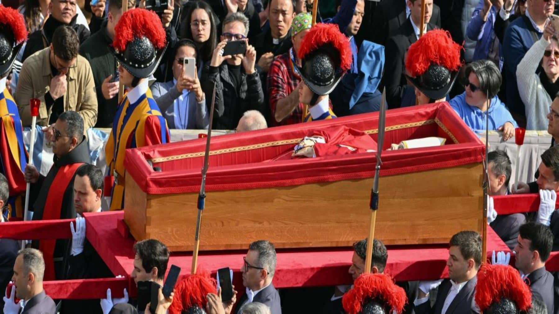 El Vaticano confirma que el cónclave se convocará después del 4 de mayo