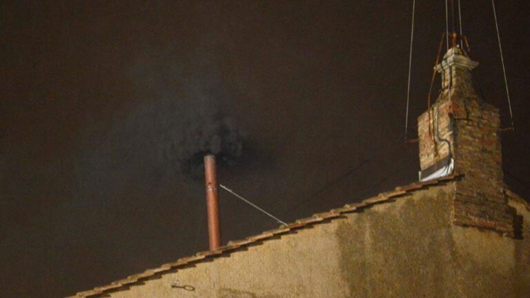 Fumata con humo negro cierra el primer día del cónclave sin una decisión clara 6 Fumata con humo negro cierra el primer día del cónclave sin una decisión clara
