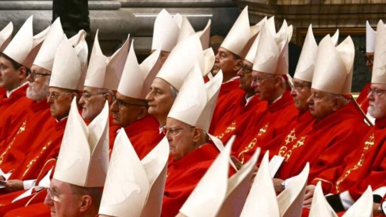 El cónclave arranca con el compromiso jurado de los cardenales en la Capilla Sixtina 7 El cónclave arranca con el compromiso jurado de los cardenales en la Capilla Sixtina