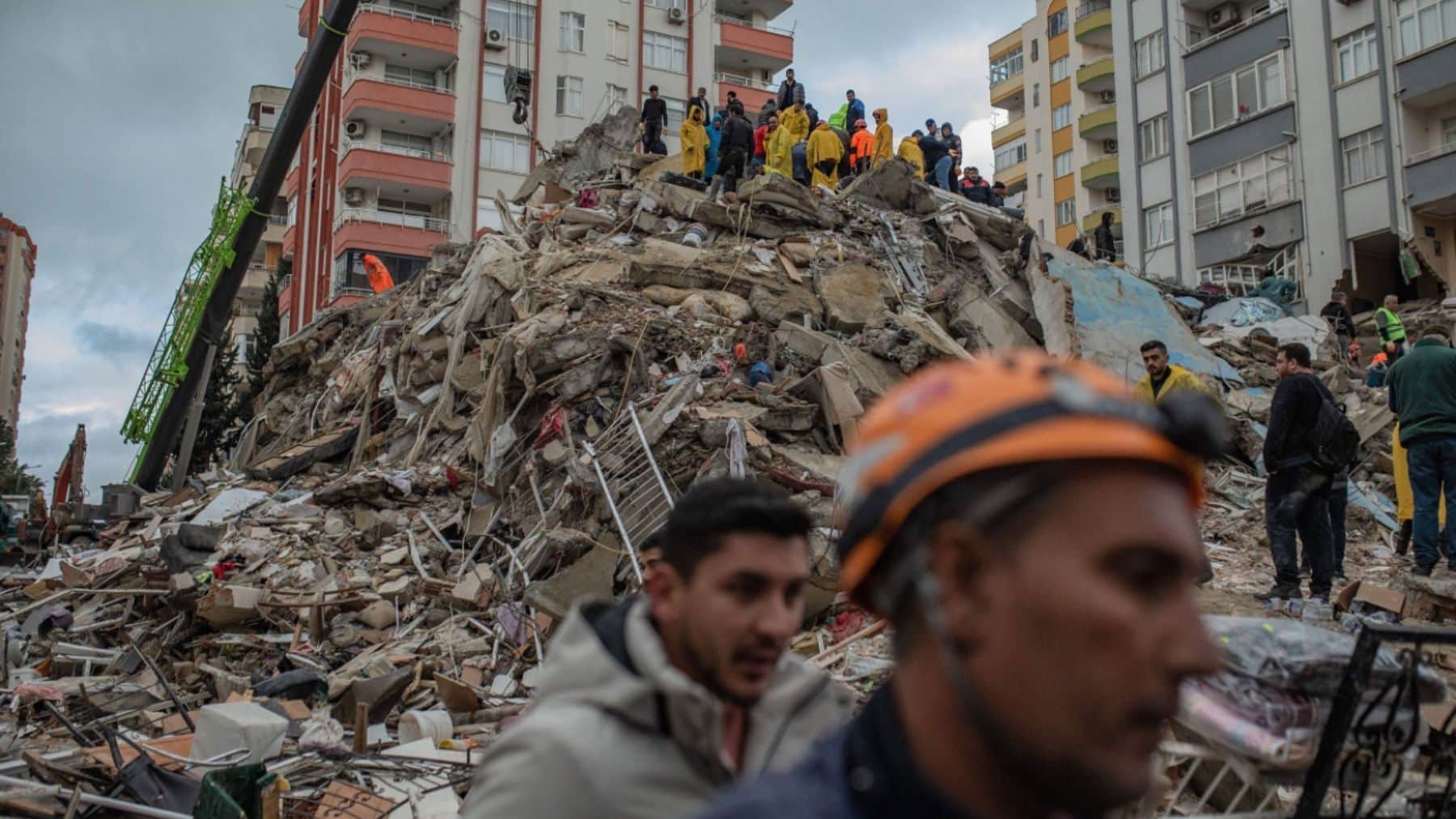 Terremoto sacude el sur de Chile y Argentina, activan alerta de tsunami