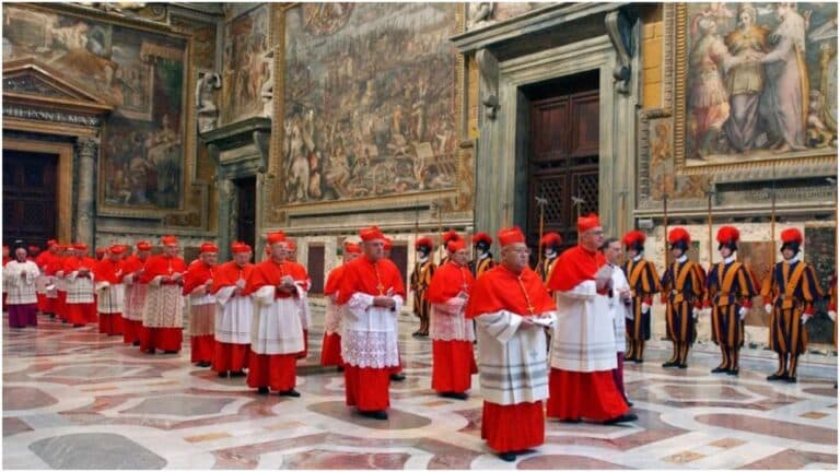 A horas de la elección papal, el Vaticano anula símbolos distintivos de Francisco 10 A horas de la elección papal, el Vaticano anula símbolos distintivos de Francisco