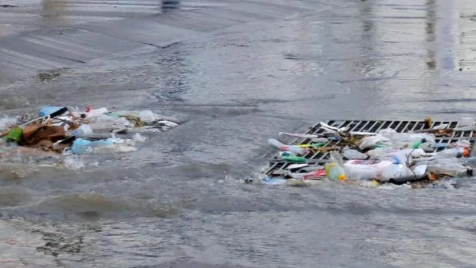Basura acumulada representa el principal riesgo en drenajes de CDMX