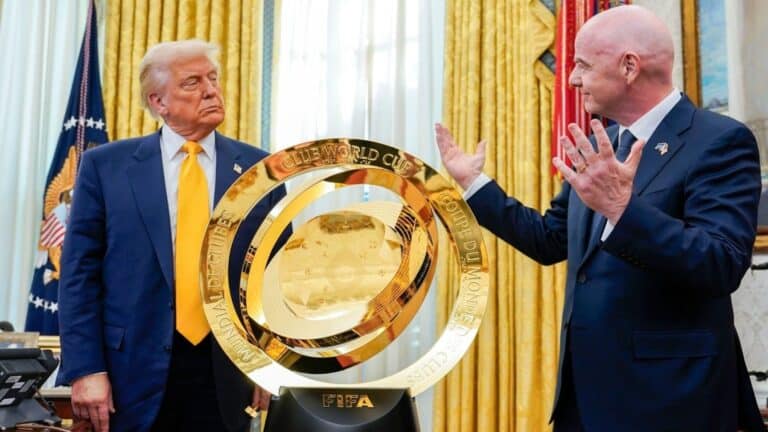 La FIFA le regaló a Donald Trump el trofeo original de la Copa Mundial de Clubes 1 La FIFA le regaló a Donald Trump el trofeo original de la Copa Mundial de Clubes