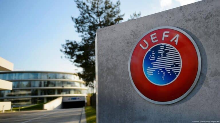 UEFA multa equipos por incumplir el "fair play" financiero: Barcelona y Chelsea los más castigados 9 UEFA multa equipos por incumplir el «fair play» financiero: Barcelona y Chelsea los más castigados