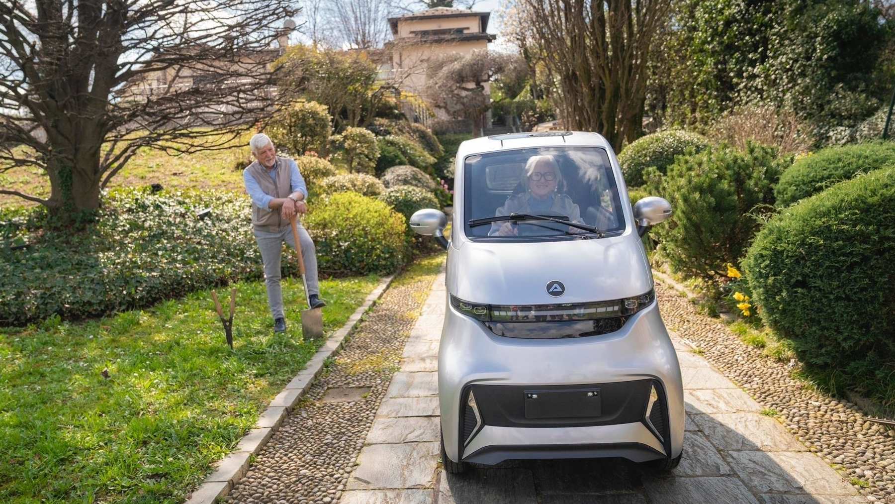 Como si fuera hecho por programas del Bienestar: El primer coche eléctrico para jubilados