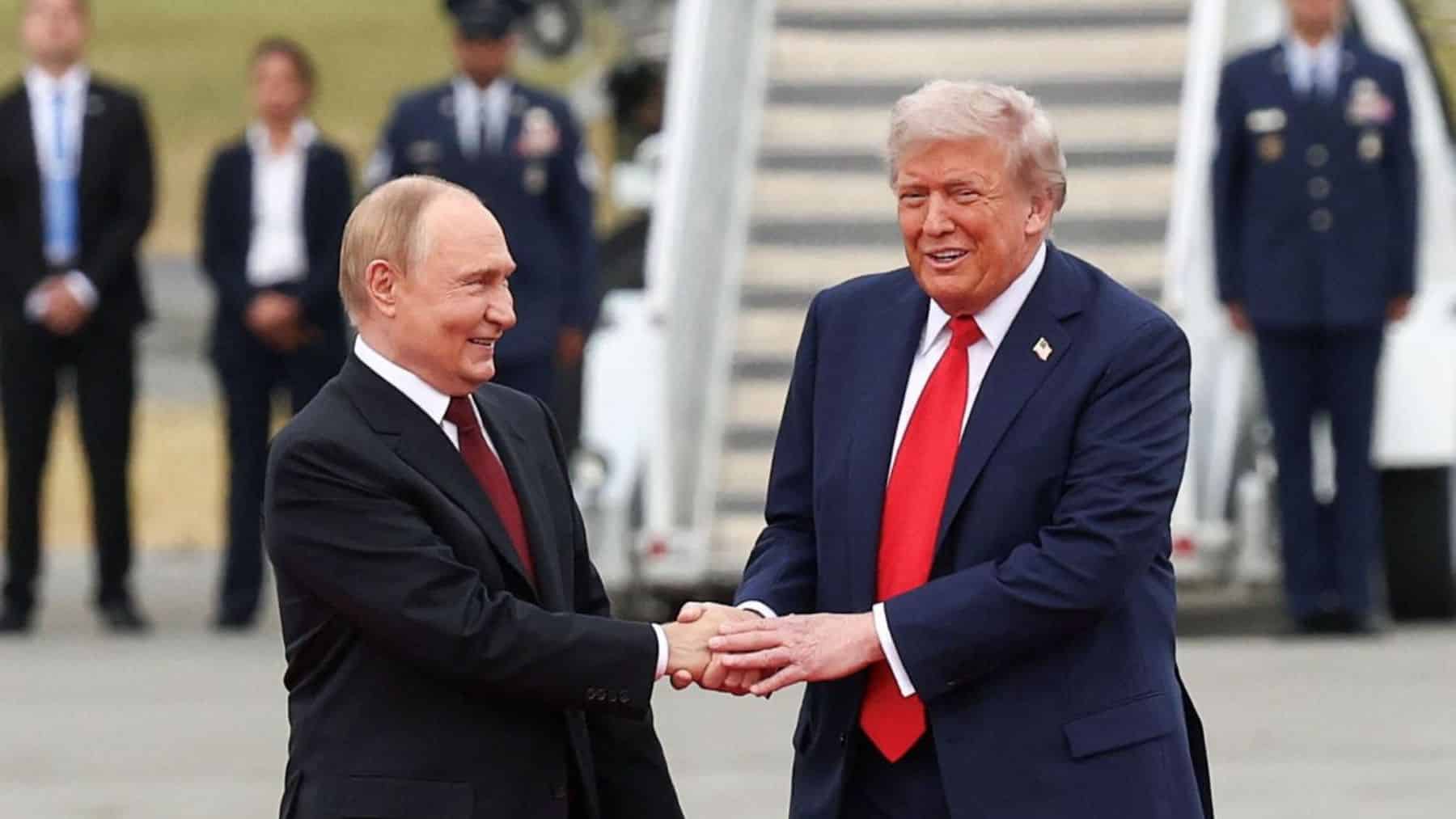 Saludo inicial entre mandatarios:Trump y Putin se encuentran en la pista de aterrizaje