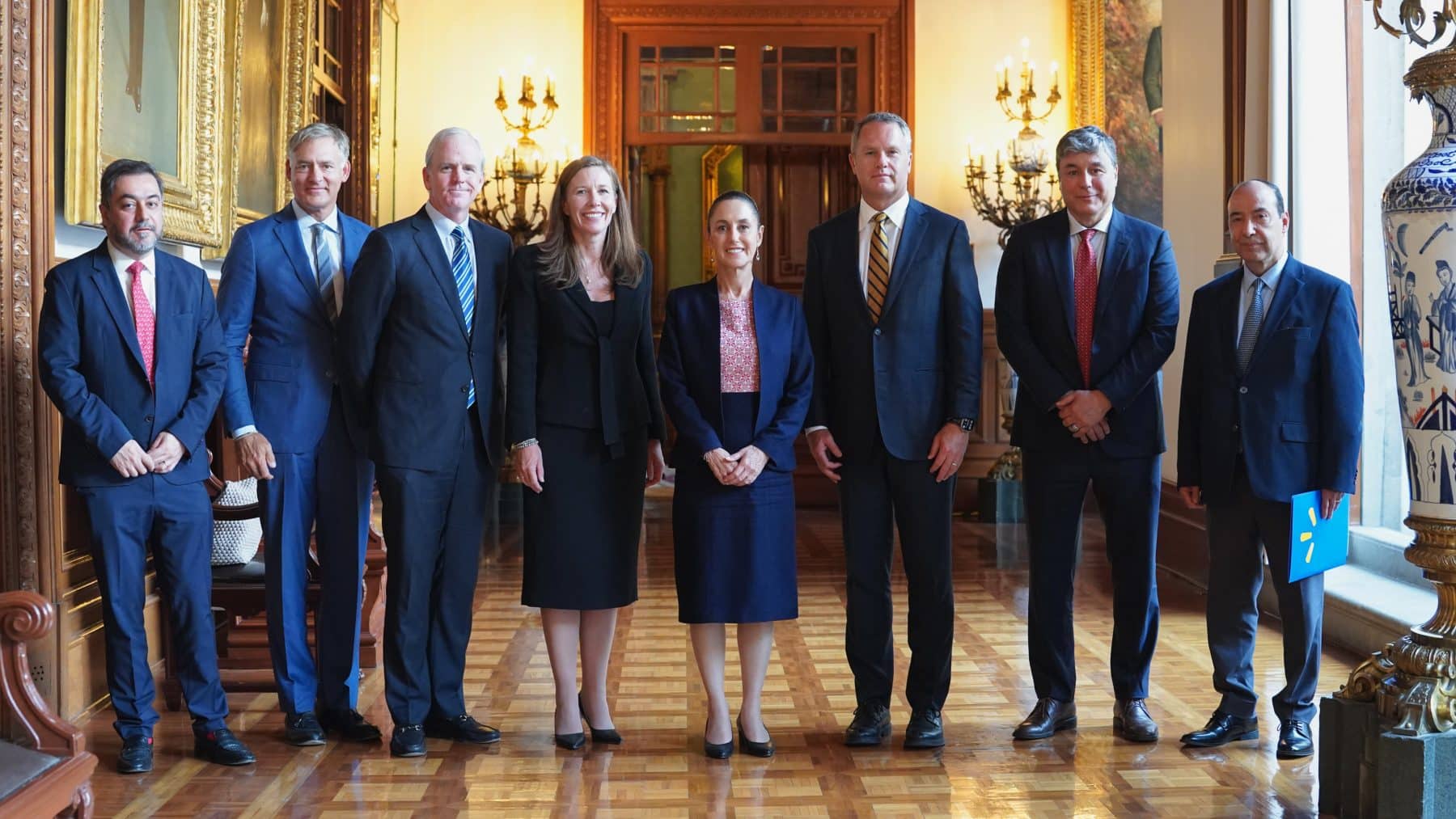 Directivos de Walmart anuncian inversión en México tras su reunión con Sheinbaum