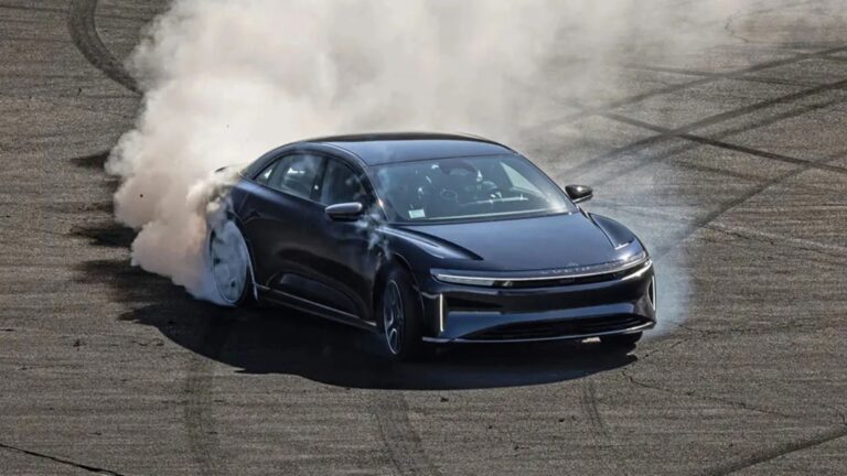 El coche eléctrico de James Bond, perfecto para México: Blindado y con sistemas de defensa 1 El coche eléctrico de James Bond, perfecto para México: Blindado y con sistemas de defensa