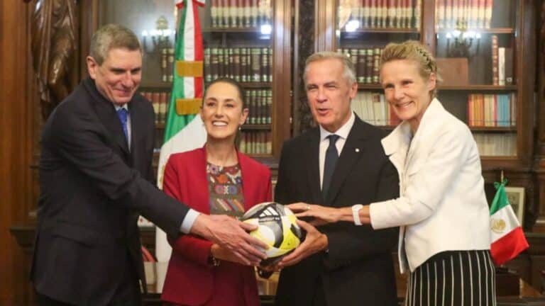 Intercambio de obsequios entre Sheinbaum y Carney en referencia al Mundial 2026