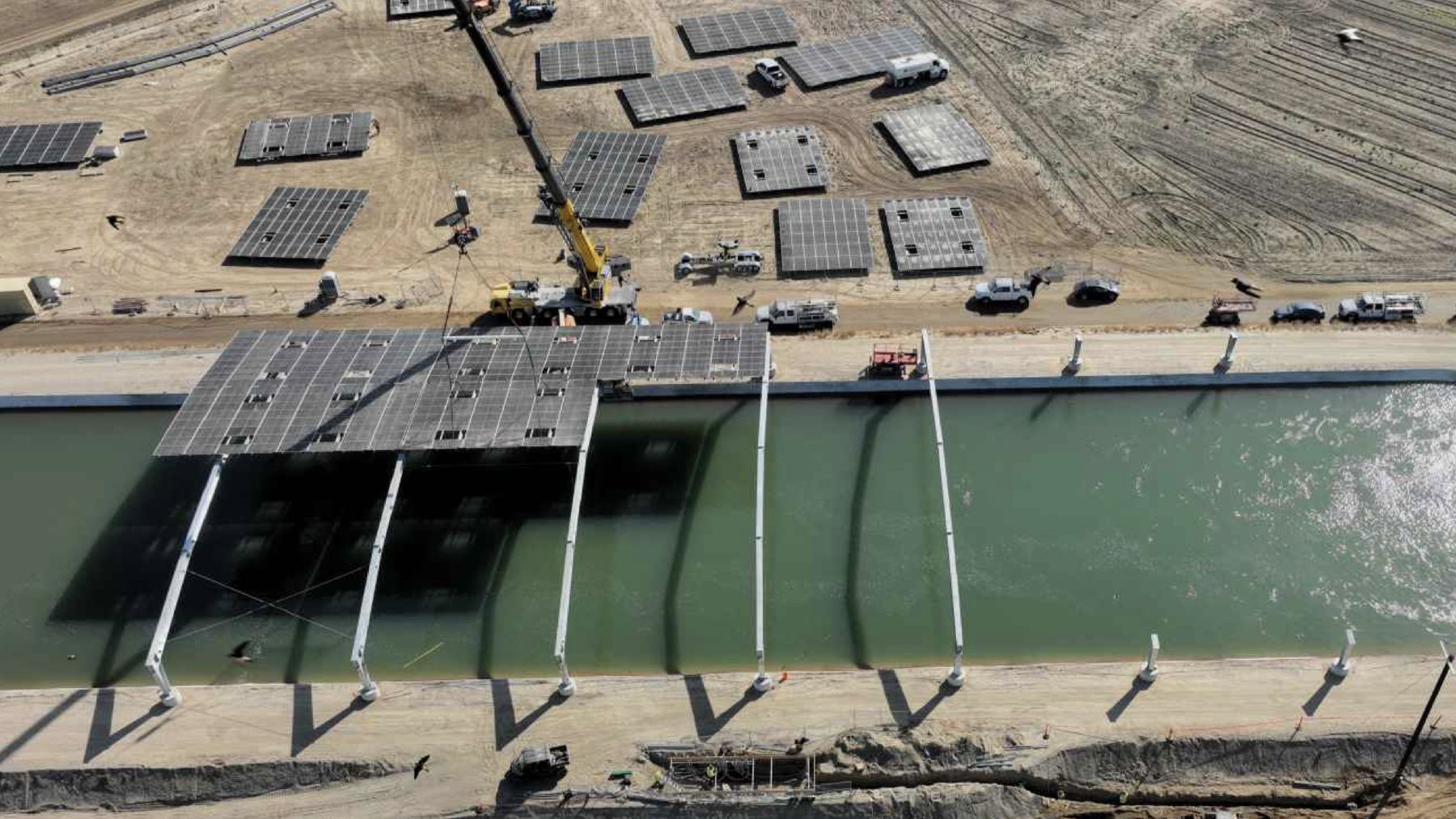 Un raro proyecto cerca de México: Cubren canales enteros para llevar el recurso más escaso, no es agua