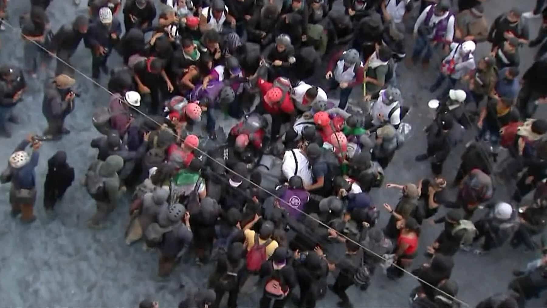 Violento choque en el Zócalo: disturbios con la policía tras marcha del 2 de octubre