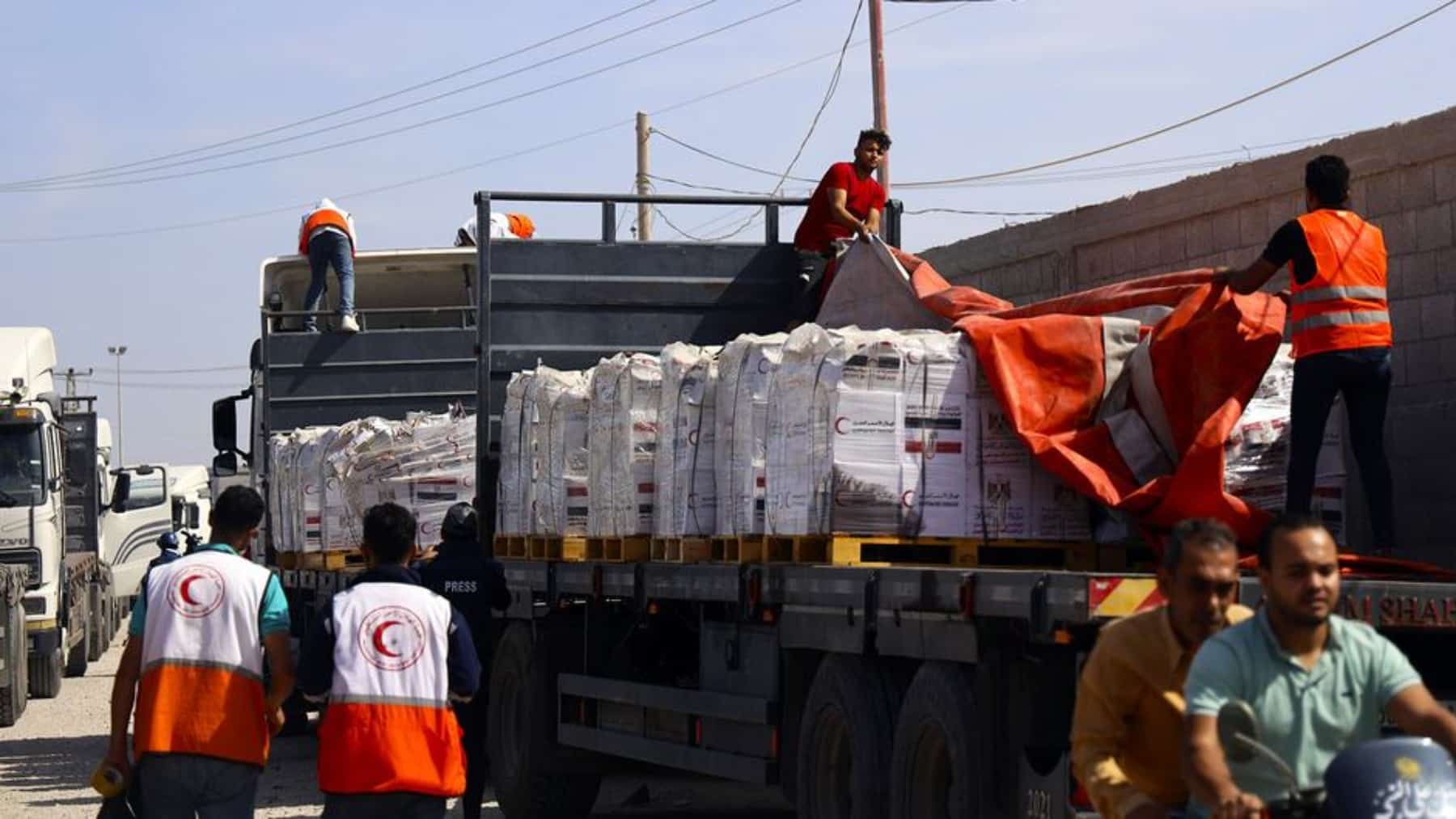 Cumplido el alto al fuego, la ayuda humanitaria ingresa a Gaza
