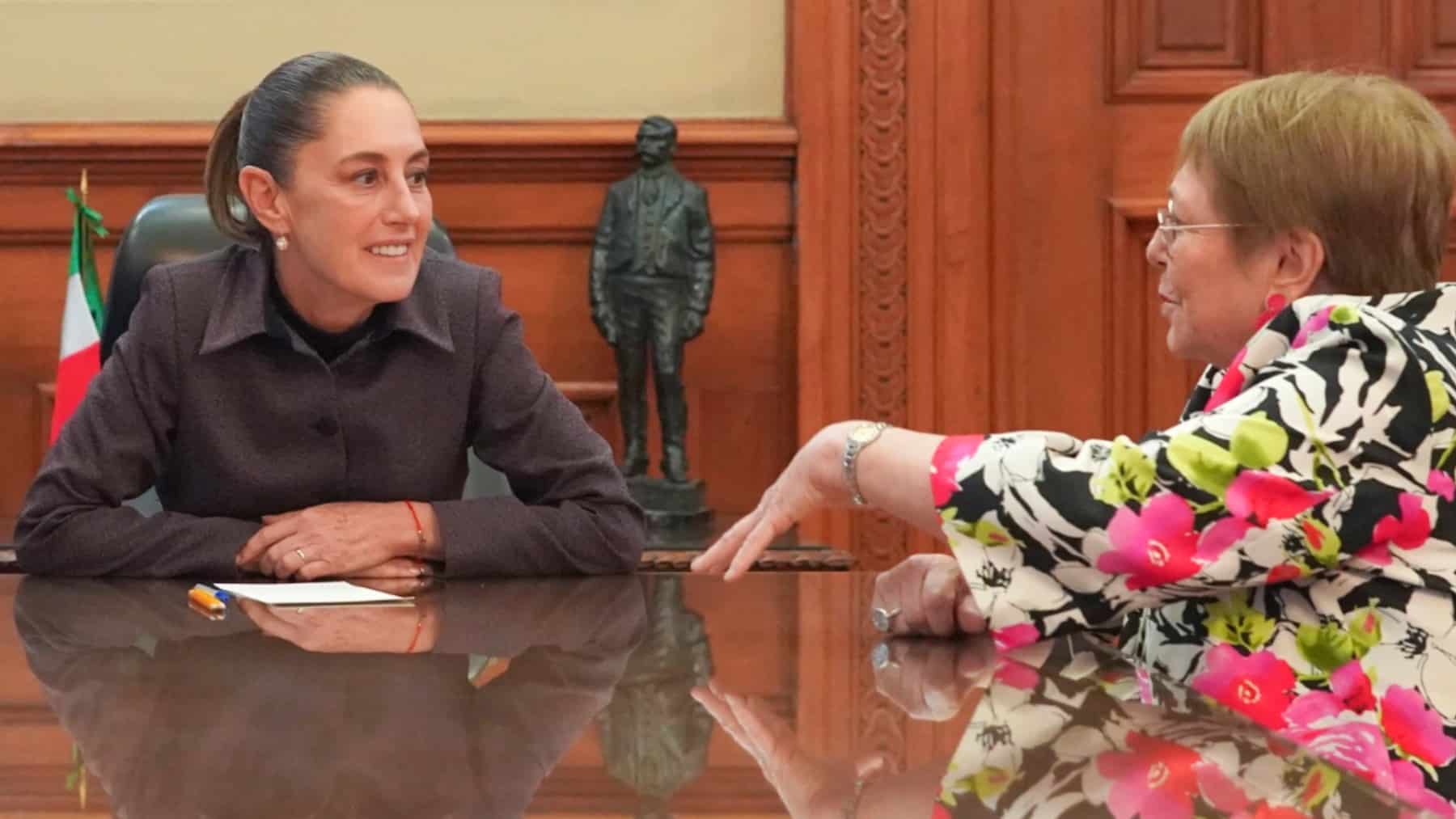 Sheinbaum y Bachelet conversan sobre el papel de las mujeres en la política, reunidas en el Palacio Nacional