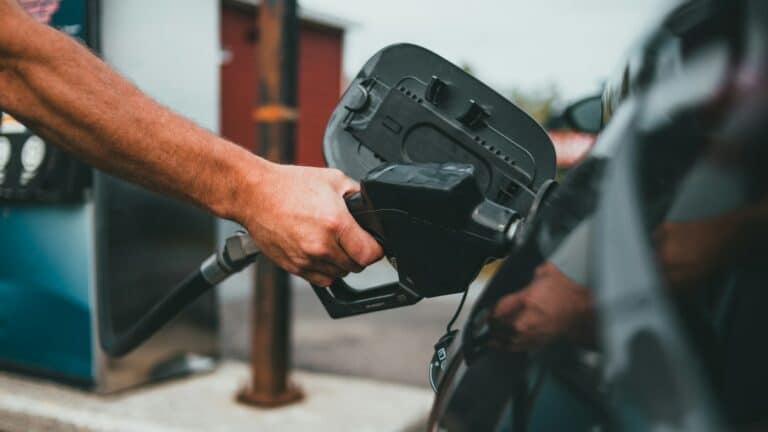 Sheinbaum descarta aumentos en combustibles tras modificaciones al IEPS