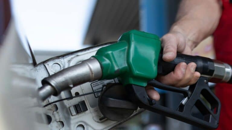 Se mantiene el pacto voluntario de estabilidad en el precio de la gasolina 1 Se mantiene el pacto voluntario de estabilidad en el precio de la gasolina