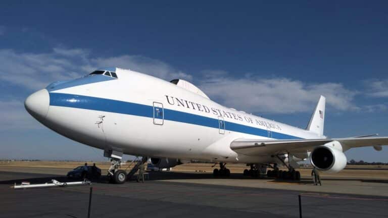 Donald Trump desde el avión presidencial: «Nos dedicamos a tener países a nuestro alrededor que sean viables y exitosos, y donde el petróleo pueda salir libremente» 2 Donald Trump desde el avión presidencial: «Nos dedicamos a tener países a nuestro alrededor que sean viables y exitosos, y donde el petróleo pueda salir libremente»