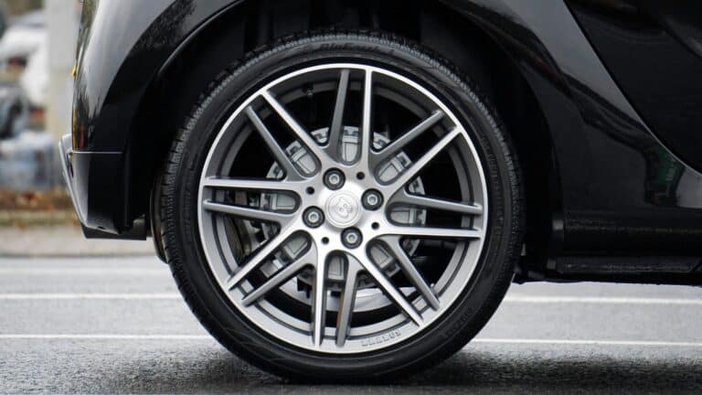 Ya es obligatorio en 2026 y quizás no lo sabes: Estos autos deben tenerlo en sus llantas 9 Ya es obligatorio en 2026 y quizás no lo sabes: Estos autos deben tenerlo en sus llantas