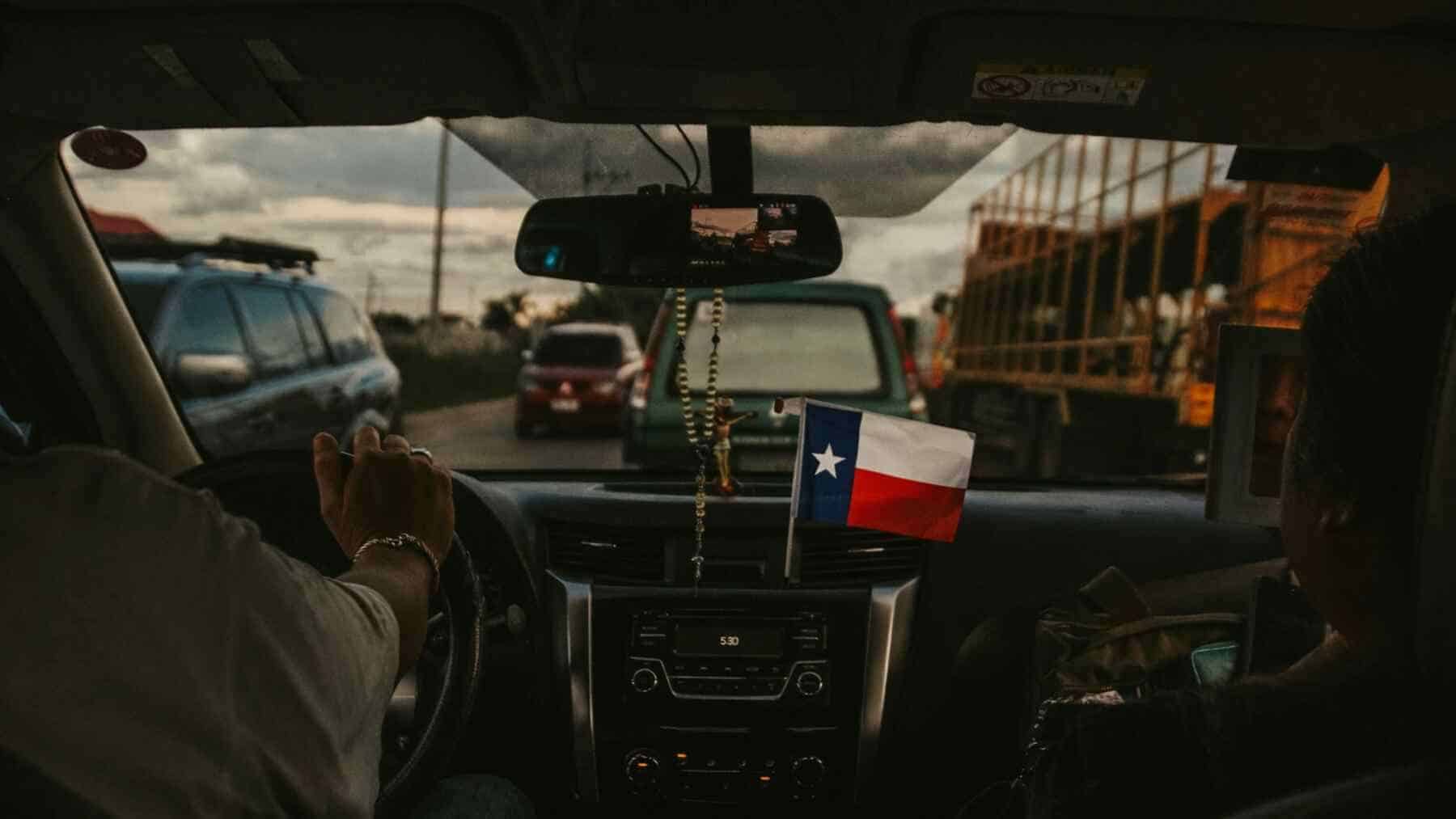 Un enorme grupo de inmigrantes ya no podrá tener autos en Texas: Nueva ley impone requisito imposible