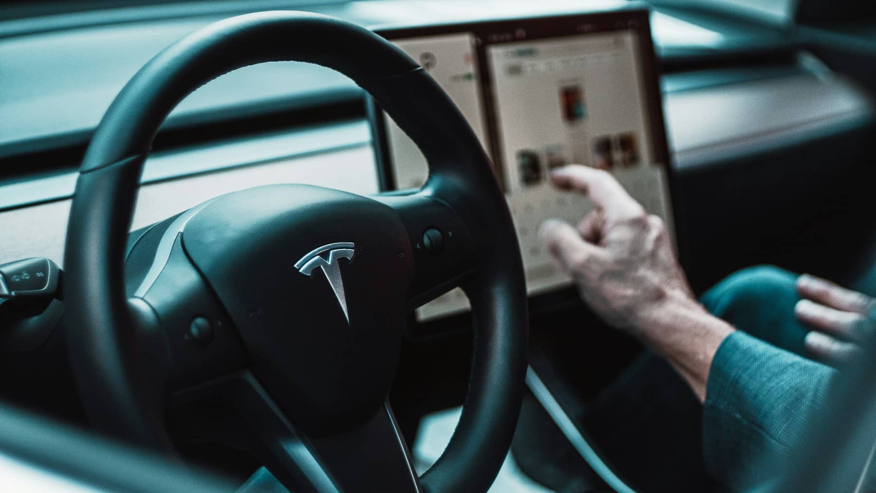 Elon Musk dijo que «Tesla no tiene equipo de seguridad y es el auto más seguro» y defendió las políticas de su compañía en X