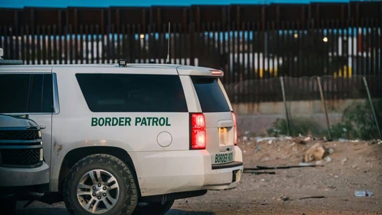 La administración Trump celebra que casi 3 millones de ilegales dejaron el país en un año: «Las fronteras están cerradas para los infractores» 1 La administración Trump celebra que casi 3 millones de ilegales dejaron el país en un año: «Las fronteras están cerradas para los infractores»