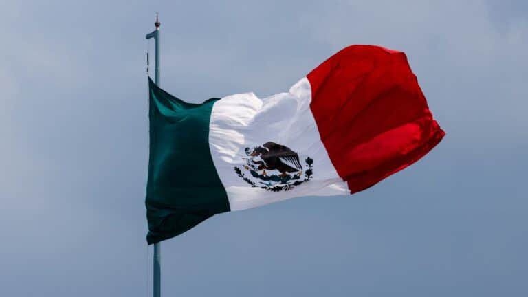 Emiten alerta de seguridad y suspenden los vuelos en cinco estados mexicanos tras la caída de «El Mencho»