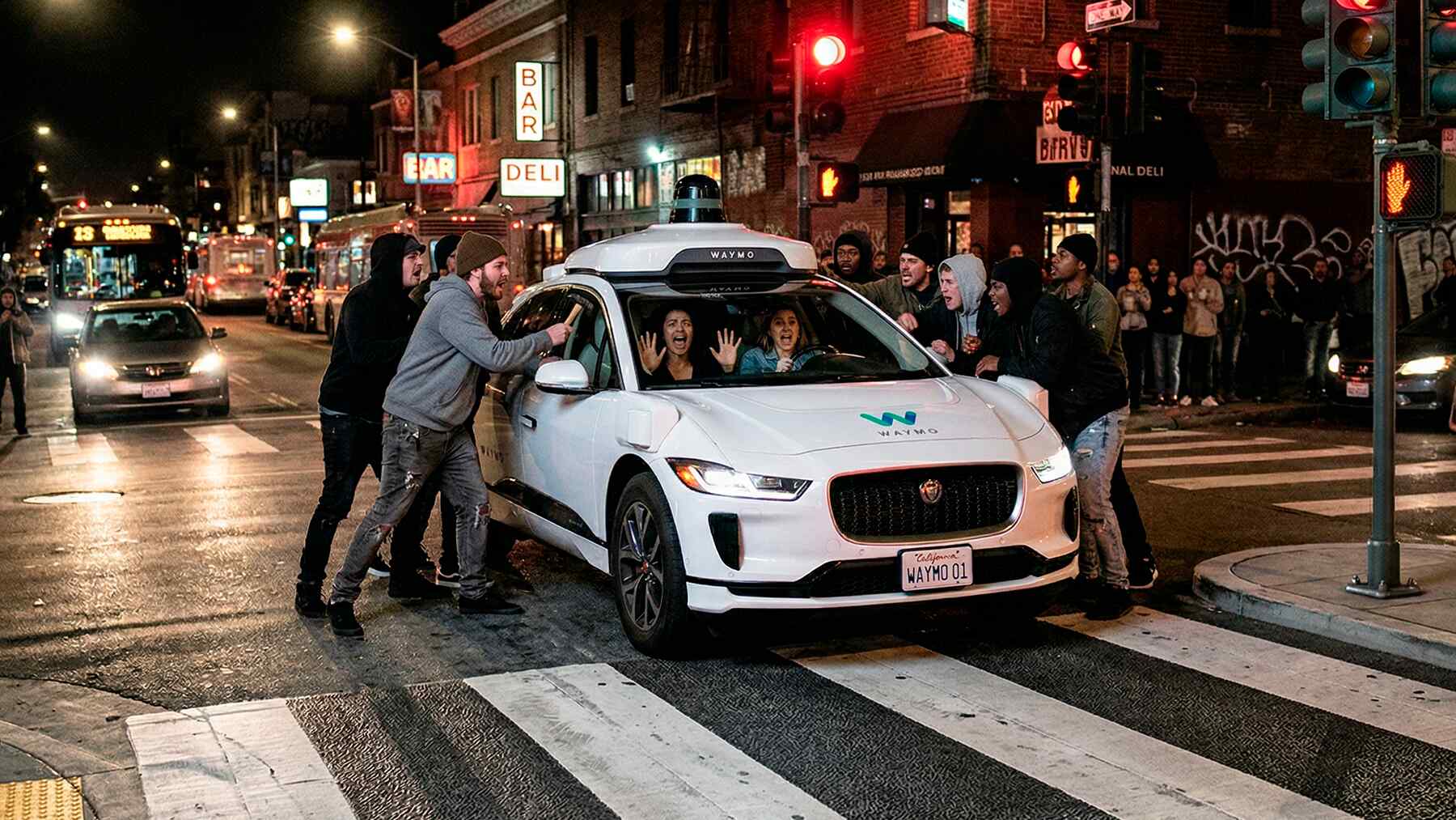 Terror tras quedar atrapados en un taxi autónomo mientras eran atacados desde afuera, no podían huir y tampoco defenderse