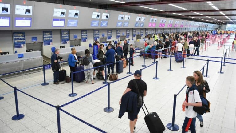 El cierre del DHS agrava el caos en aeropuertos de EE. UU.: filas de hasta 3 horas 2 El cierre del DHS agrava el caos en aeropuertos de EE. UU.: filas de hasta 3 horas
