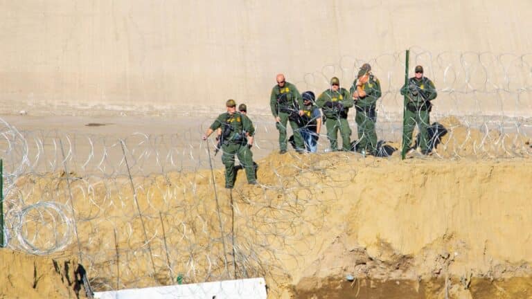 México confirma la muerte de 13 connacionales bajo custodia del ICE: EE. UU. promete investigar 8 México confirma la muerte de 13 connacionales bajo custodia del ICE: EE. UU. promete investigar