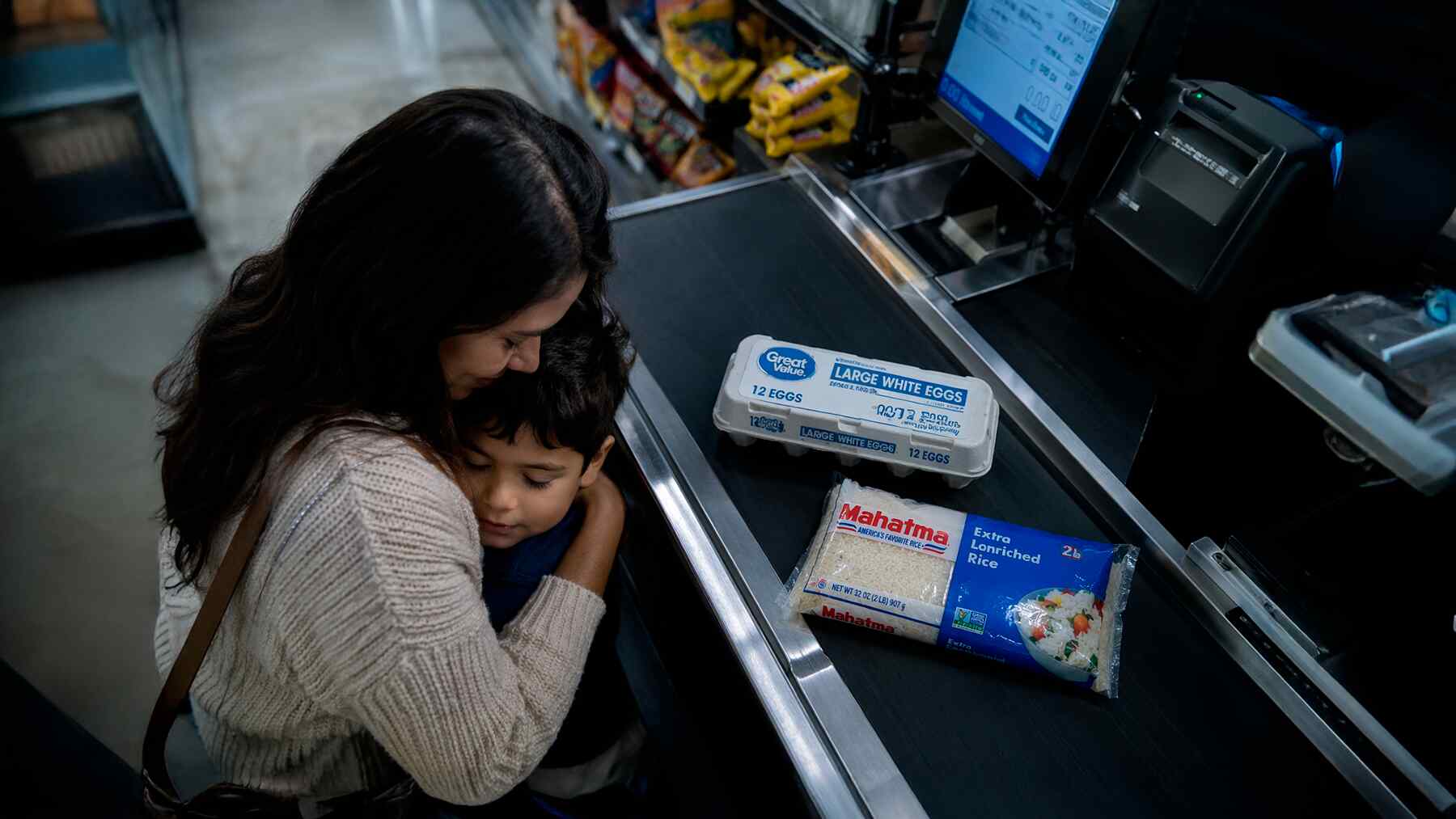 En abril empezaron a exigir nuevos requisitos para recibir beneficios de alimentación y miles de inmigrantes los perdieron en California: Vienen más cambios y no son buenos