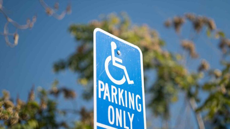 Placard de estacionamiento para discapacidad en California: Cómo solicitarla al DMV