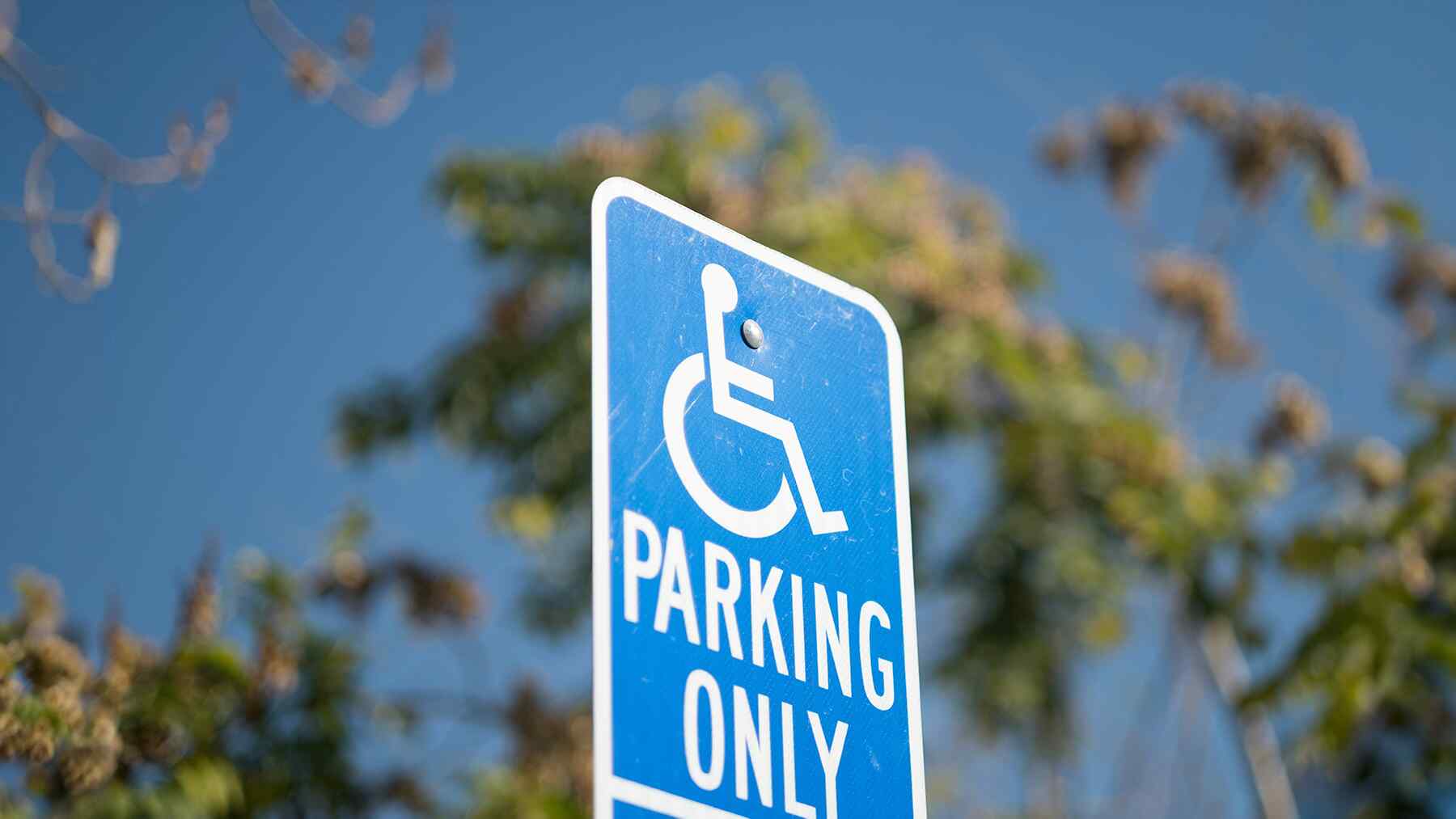Placard de estacionamiento para discapacidad en California: Cómo solicitarla al DMV
