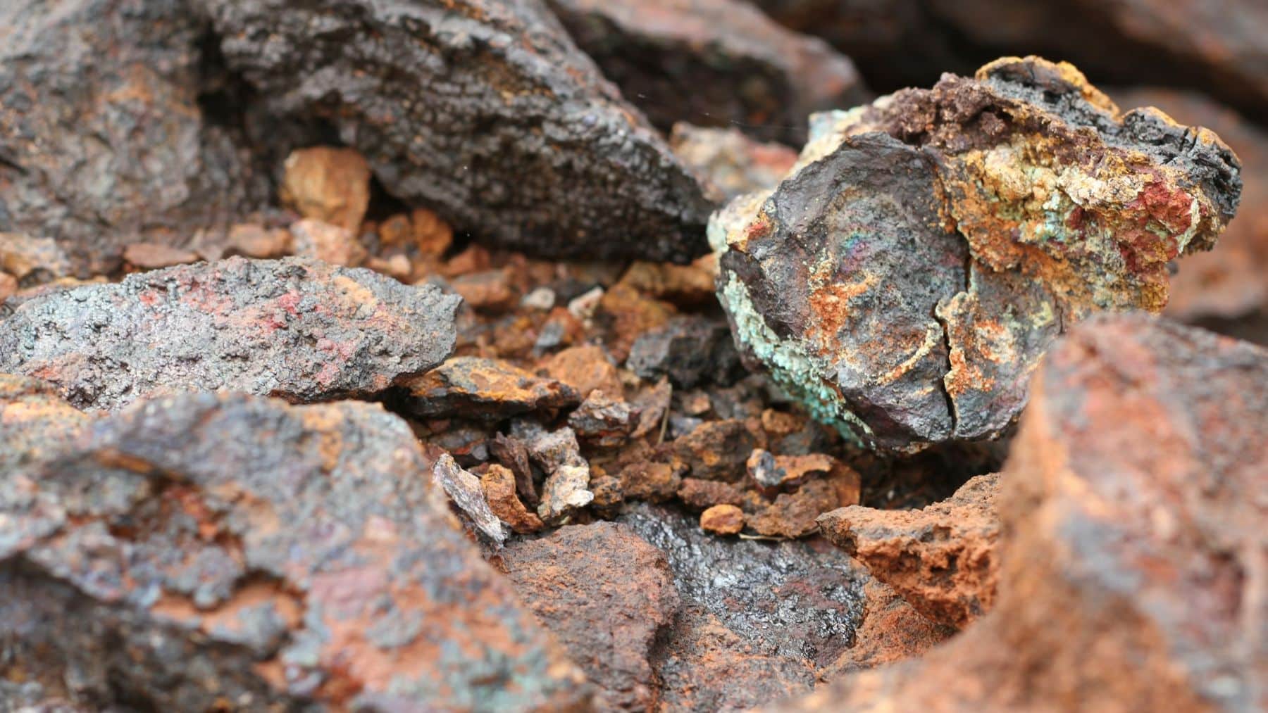 Estados Unidos despliega herramientas financieras para asegurar minerales críticos en Uzbekistán