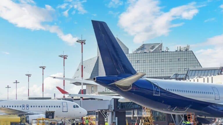 Las aerolíneas de Estados Unidos gastaron US$3230 millones en combustible en febrero, un 4,7% menos que en enero 5 Las aerolíneas de Estados Unidos gastaron US$3230 millones en combustible en febrero, un 4,7% menos que en enero