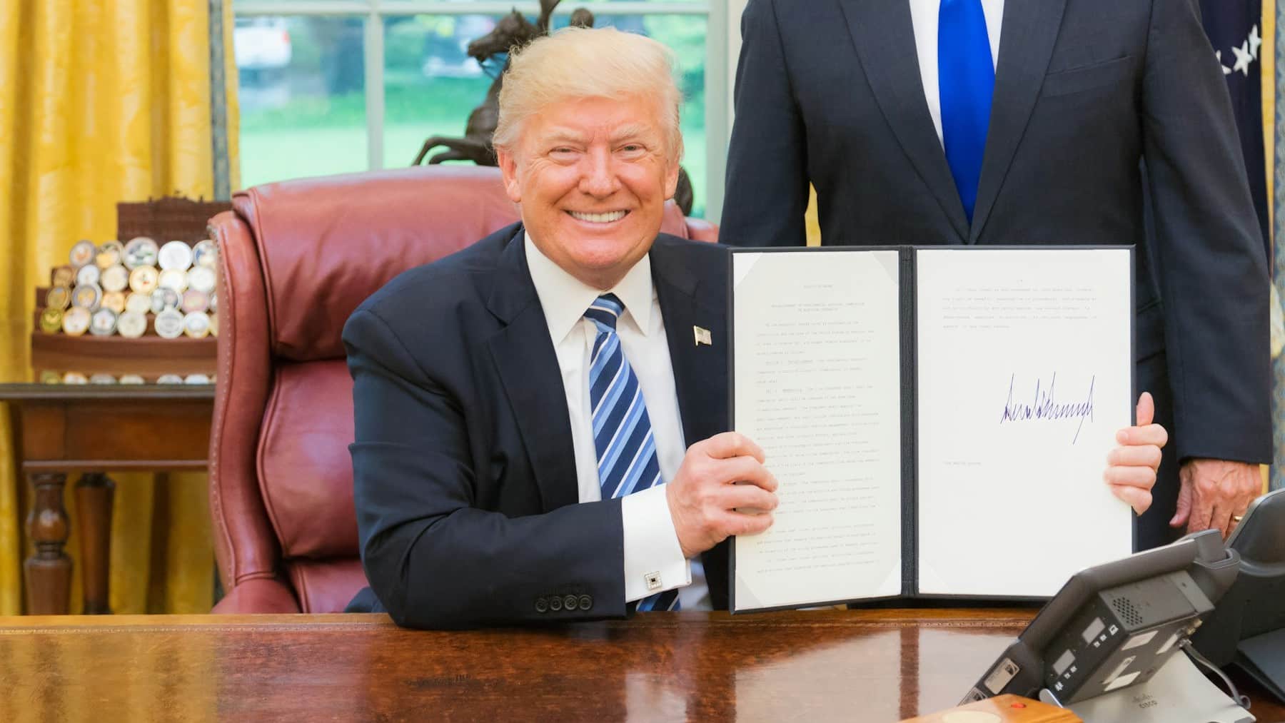 Donald Trump amenazó con un bloqueo total al estrecho de Ormuz