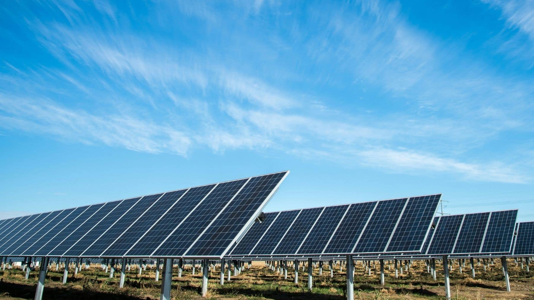El informe económico de la Casa Blanca califica a la energía solar y eólica de «menos confiable» y frena su expansión