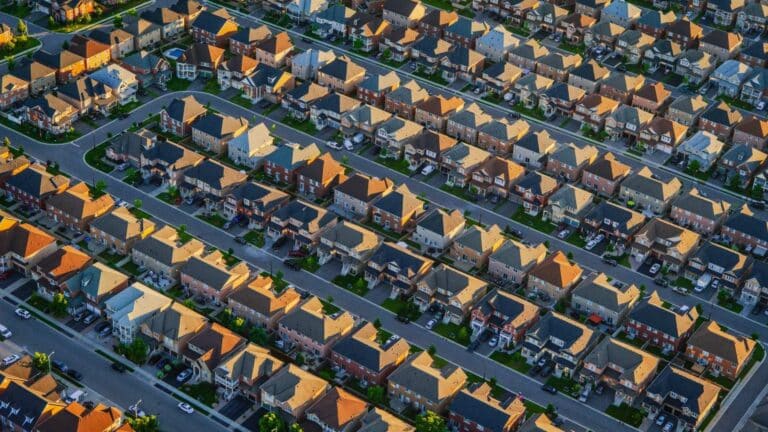 La construcción residencial en EE. UU. repunta un 10,8% en marzo, pero los permisos advierten que el impulso puede ser fugaz 1 La construcción residencial en EE. UU. repunta un 10,8% en marzo, pero los permisos advierten que el impulso puede ser fugaz