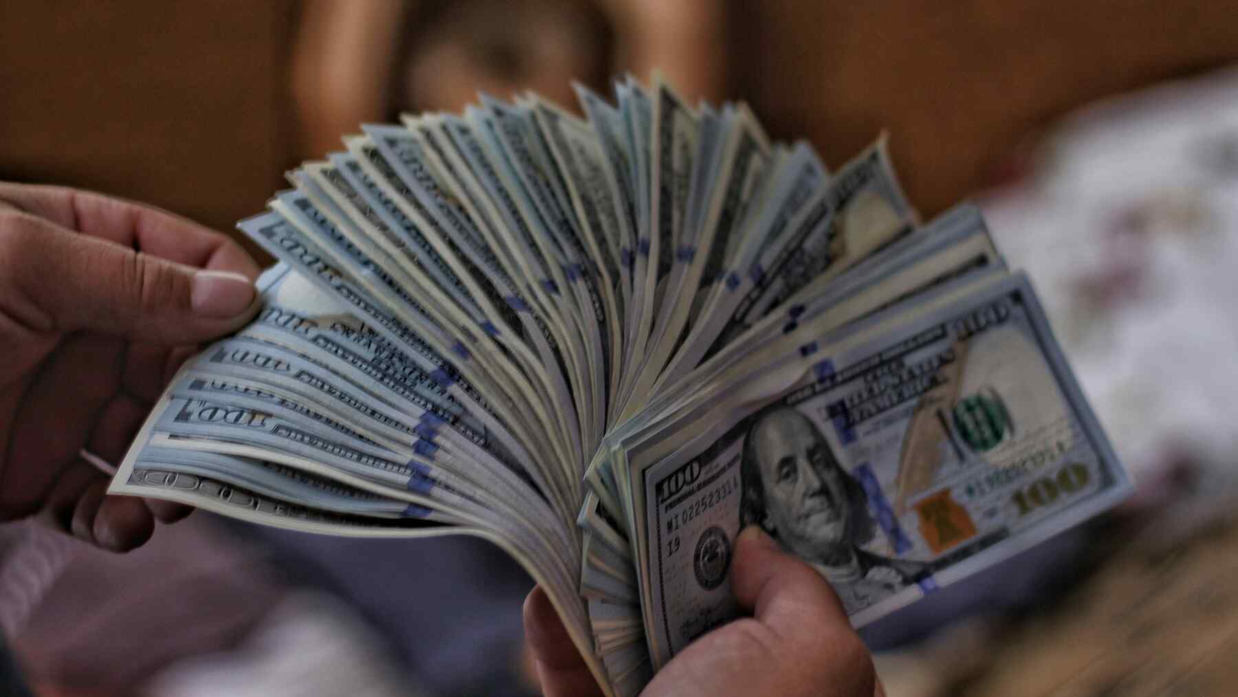 Inmigrantes en EE. UU. han estado atrapados con bajos salarios demasiado tiempo, pero una propuesta de US$25 por hora llegó al Congreso: Quiénes se beneficiarían primero