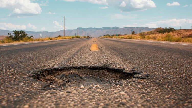 En las últimas décadas dejaron de ser solo unos cuantos y se convirtieron en una molestia nacional: Los tapan, pero no resuelven el verdadero problema 1 molestia