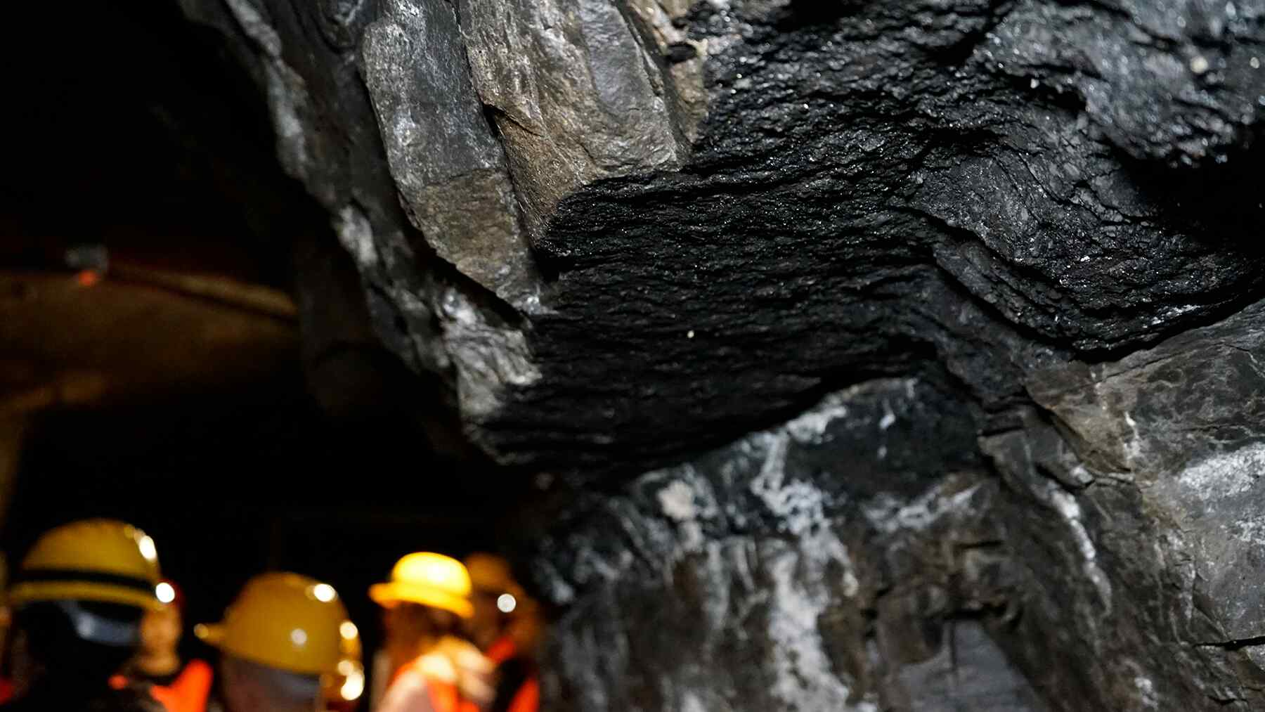 Las minas de un pequeño pueblo se quedaron sin carbón y en el olvido, hasta que años después bajaron a explorarlas: Encontraron una nueva fuente de energía