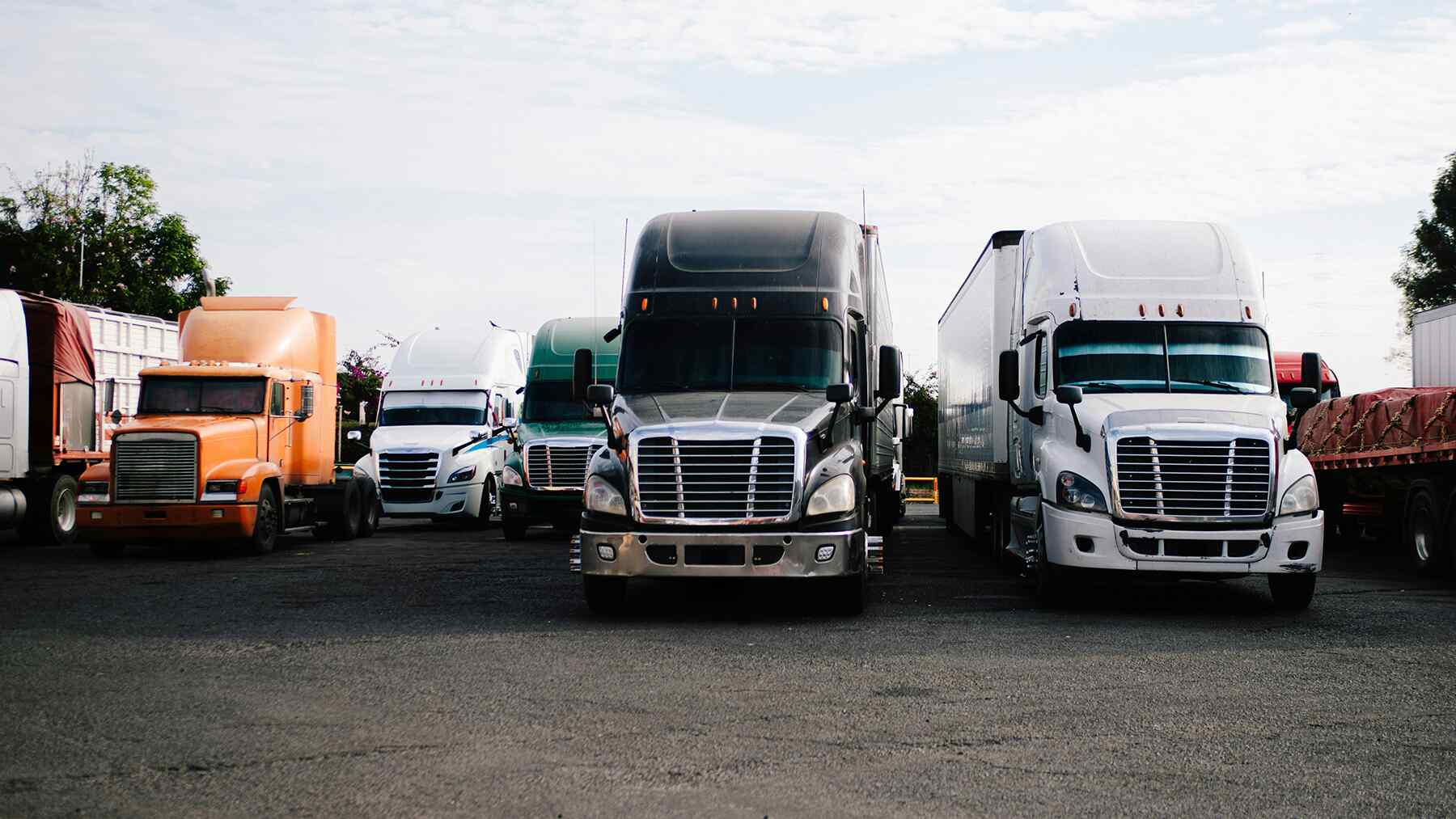 Antes solo hacía falta saber manejar para trabajar de camionero en EE. UU., ahora la industria del transporte enfrenta una nueva era de controles