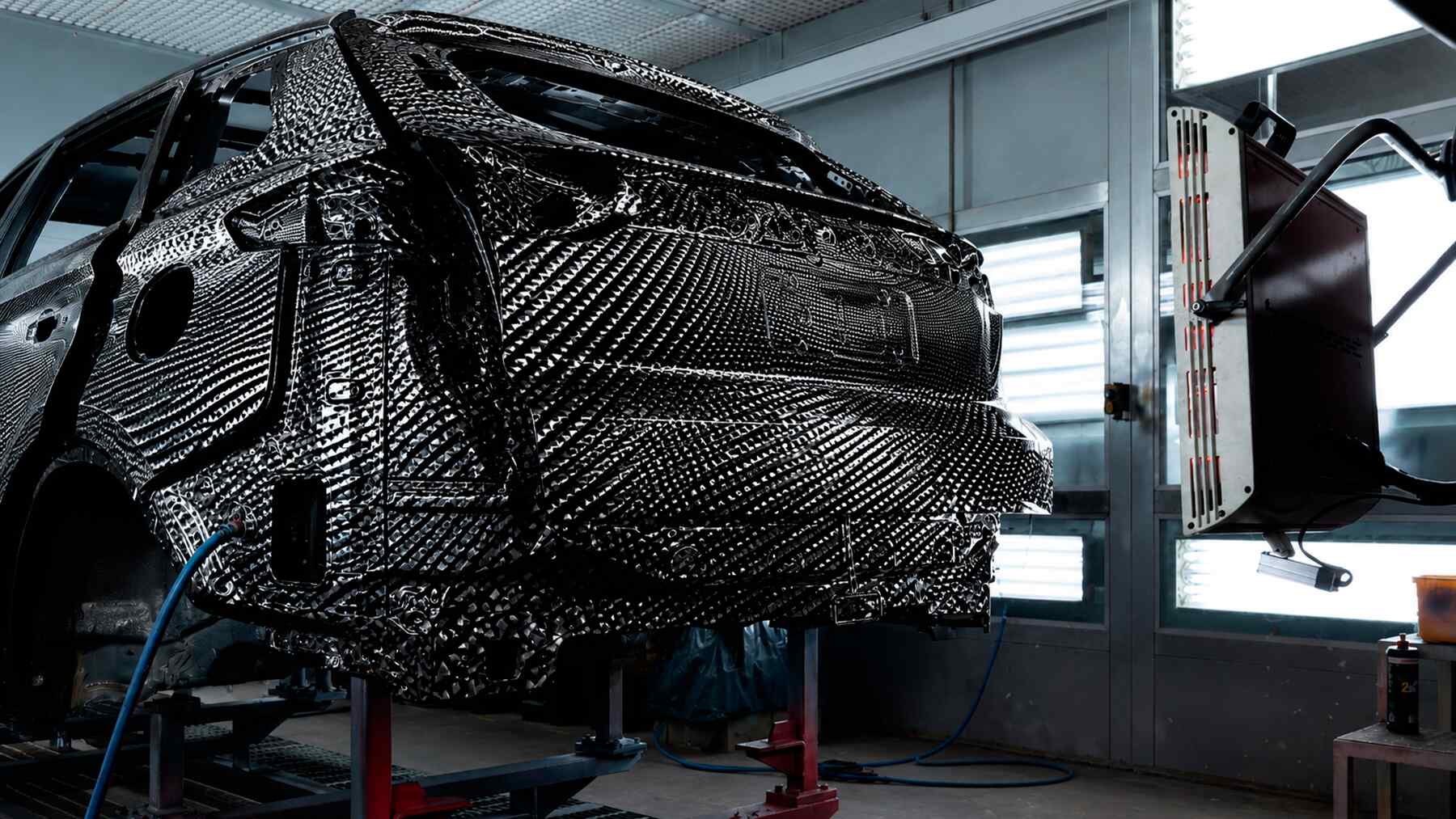 Los vehículos se han construido con acero y aluminio durante décadas, pero crearon un nuevo material: Es «inteligente», más fuerte y más ligero, capaz de derretir hielo