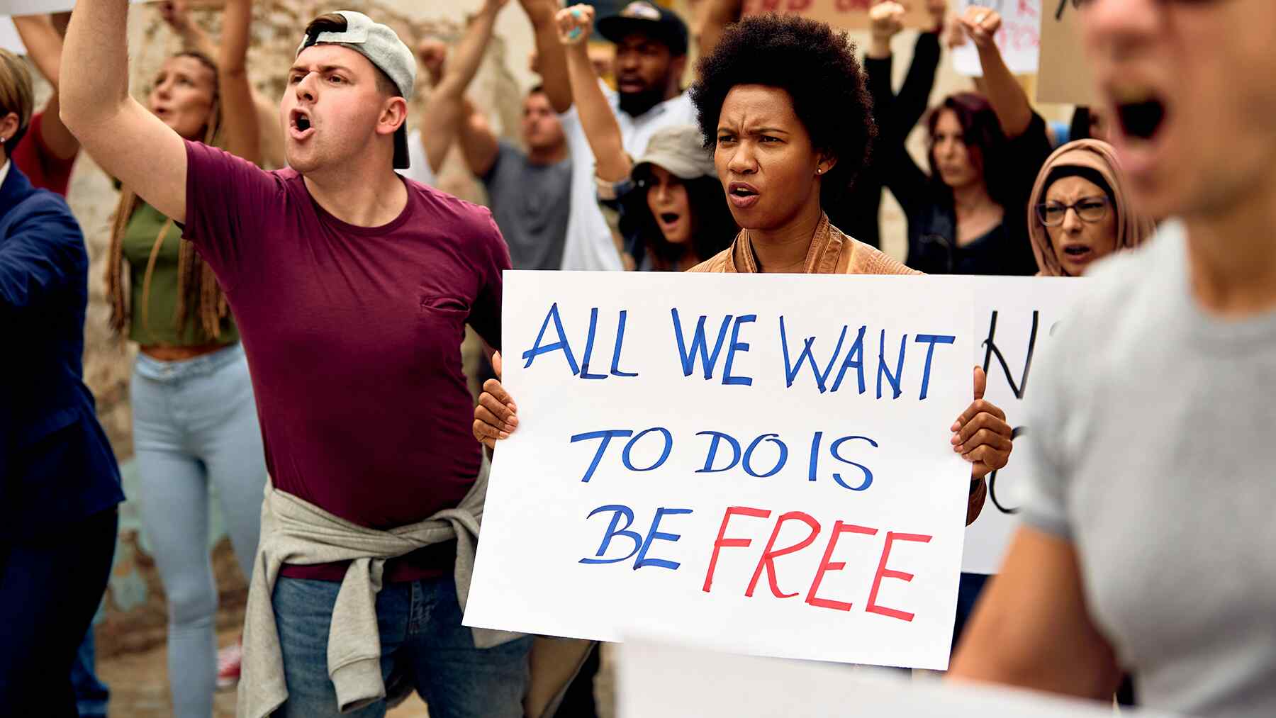 Inmigrantes empiezan a medir lo que publican en redes, su participación en protestas y hasta lo que dicen en voz alta: El DHS observa y podría usarlo en su contra