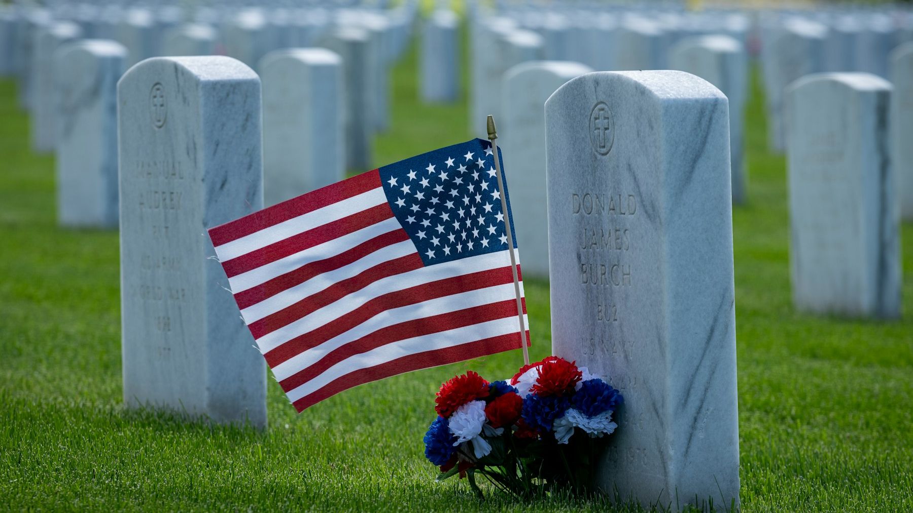 Estados Unidos conmemora el Día de los Caídos con ceremonia solemne en el Anfiteatro Memorial de Arlington