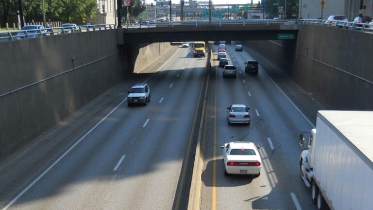 En Missouri, la I-70 reabrió antes de lo previsto y comenzó la construcción del nuevo puente de Providence Road 7 En Missouri, la I-70 reabrió antes de lo previsto y comenzó la construcción del nuevo puente de Providence Road