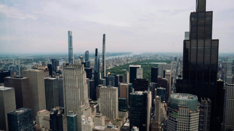 Nueva York saldó un déficit de US$12 000 millones con ayuda estatal y por los nuevos impuestos a residencias de lujo 1 Nueva York saldó un déficit de US$12 000 millones con ayuda estatal y por los nuevos impuestos a residencias de lujo
